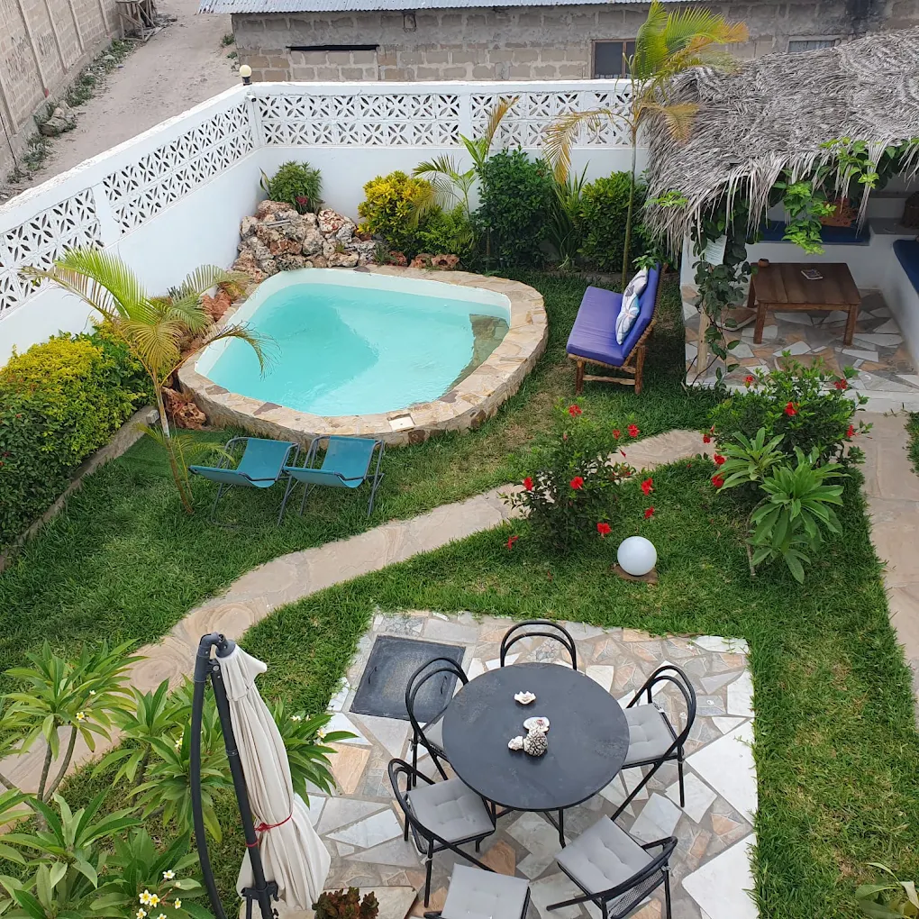 Zanzicrown Hotel